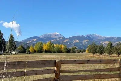 Image de Large Home w/ Hot Tub and 360 mountain views near Salida!