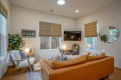 Image de Boho 2b/2ba Downtown/OldTown, Patio w/fire feature