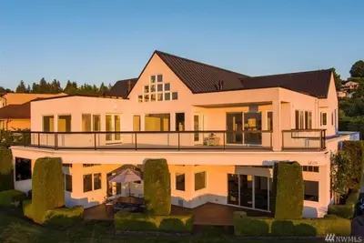 Image de Relaxing in an Entire 5, 400sf Beach View Home With Indoor Heated Swimming Pool.