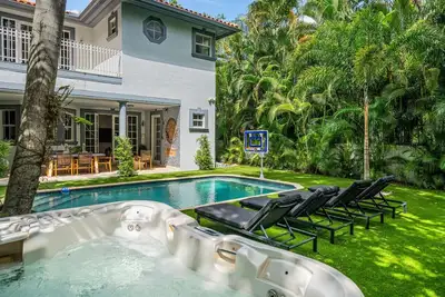 Image de Versace Home in Miami Shores, Pool, Lush Backyard, Outdoor Dining, Bbq