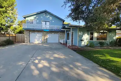 Image de Spacious home located close to beaches and wineries.