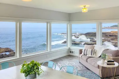 Image de Oceanfront Upper Level Duplex in the heart of Yachats