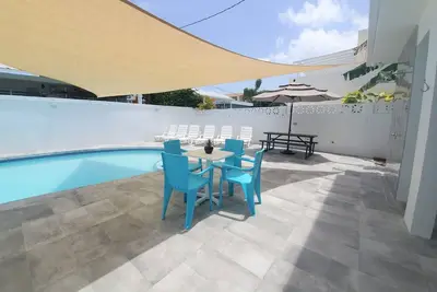 Image de Modern Apartment in Pool House - 5 minute walk to Isla Verde beach!