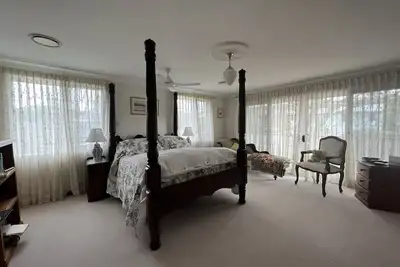 Image de Beautiful luxury 4 bedroom house close to beaches, restaurants and parks.