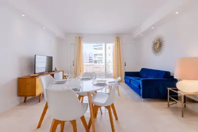 Image de 3p de style avec balcon à 3 min de la Croisette