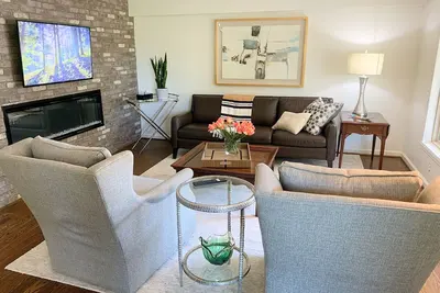 Image de Private 3-bed, 4 bath home just off Interstate 30 with restaurants and shopping!