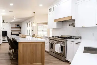 Image de Spanish Villa retreat. Three king size beds + queens. Heated diving pool