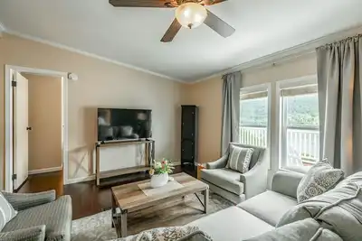 Image de The Riverhouse | On The Water | Large Deck Space! | 3 Bed, 2 Bath