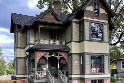 Image de 1895 Historic Retreat charming & updated - blocks from downtown