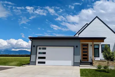 Image de New 3br condo in Bozeman w/ mtn views and trails