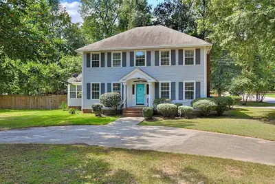 Image de Plantation Styled Home with Sunroom and Large Deck/Yard