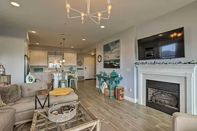 Image de Hampton Condo w/ Balconies: 1 Block to Beach!