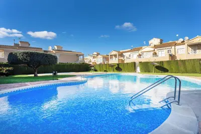 Image de Maison de ville Tara située à Torrevieja avec 4 chambres, piscine partagée et Wi-Fi