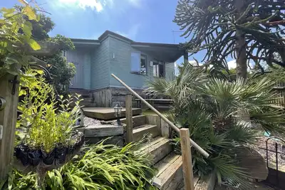Image de Secluded Lodge at the top of the garden. Free Parking, Dog Friendly £20 per pet