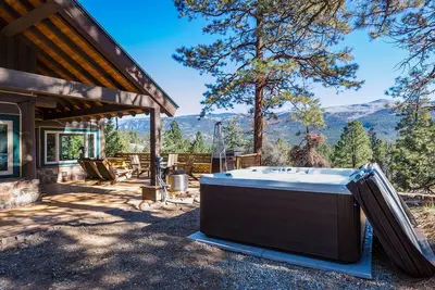 Image de Pet Friendly Cabin with Hot Tub Views, Deck, Fire Pit - 14 Minutes to Purg