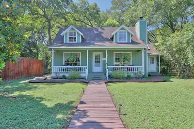 Image de Cypress Creek House | Bright 3/2 on the creek and minutes from downtown!
