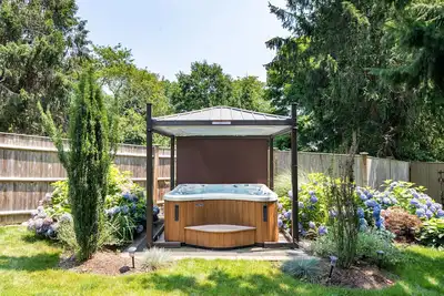 Image de Enjoy Newport, stunning beaches, hot-tub, & relax at the lovely Coastal Hideaway