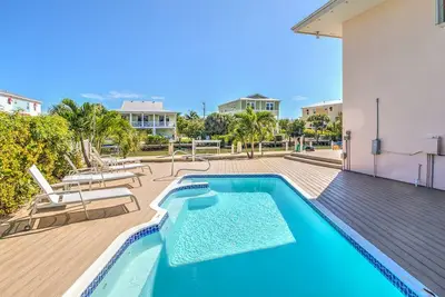 Sombrero Beach, Pool, Dockage, Updated Home!