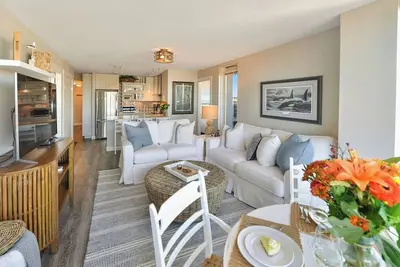 Image de Stunning Coastal Haven Suite downtown w Parking