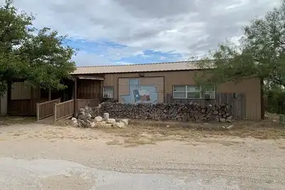 Image de Large 4 Br home, tucked away in the trees