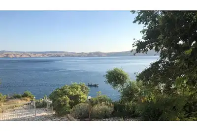 Image de Imanje uz plažu sa tenis igralištem i bazenom: Unit A3