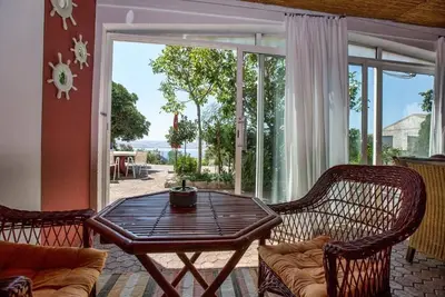 Image de Imanje uz plažu sa tenis igralištem i bazenom: Unit A4