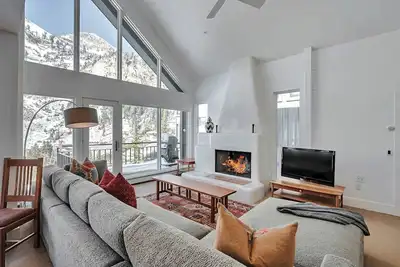 Image de Ski in/ski out to Alta in this bright, breathtaking new home that sleeps 12 with fireplace!
