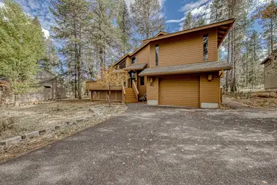 Image de Inviting Updated Sunriver Home in Great Location w/ Large Deck, Private Hot Tub