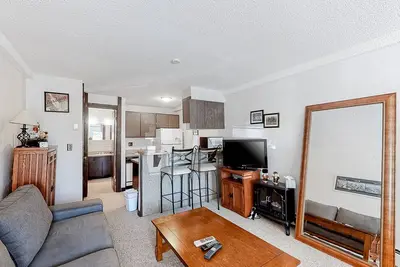Image de Comfortable ground-level studio w/ mountain views -walk to the bus stop