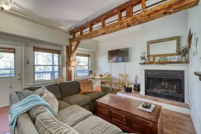 Image de Dog-friendly & riverfront condo one mile from Okemo with wood fireplace