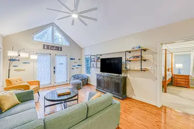 Image de Stylish dog-friendly gem with kayaks, bikes, deck, firepit, private beach & dock