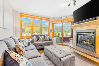Stylish and Bright Condo in the Heart of Keystone’s River Run Village