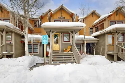Image de Stylish mountain retreat with stunning views, a large kitchen, WiFi, & deck