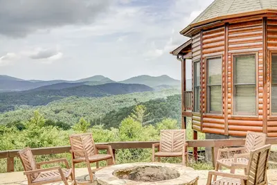 Image de Luxury Cabin w/ Mountain Views, Game Room, Hot Tub, Ev Charger  & Fireplaces