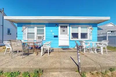 Image de Coastal gem with free WiFi, backyard, & patio - walk to beach