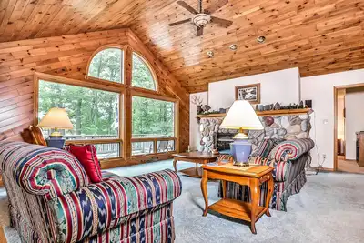 Image de Spacious secluded home on private lake with lake views, dock, grill, firepit