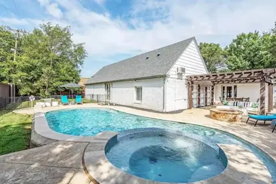 Image de Book Now - Spacious Villa, Heated Pool & Backyard Garden Oasis!