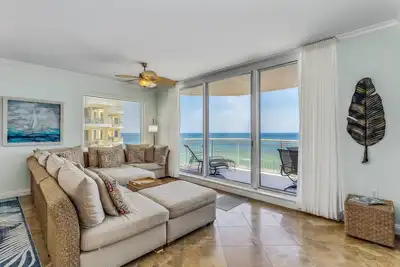 Image de Beach Front Luxury Indigo East 8th Floor Corner Condo | 3br plus den sofa bed | Jetted Tub | Pool