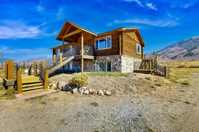 Image de Dog-friendly log home with mountain views & large deck - near skiing, golfing