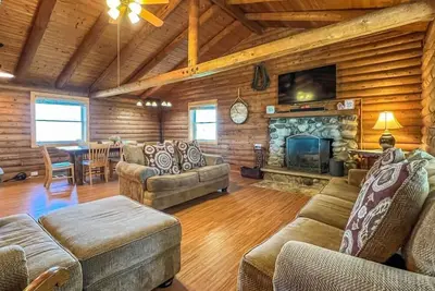 Image de Lincoln Log Cabin  · Elkhorn 3 Bedroom 2 Bathroom Log Cabin Sleeps 8