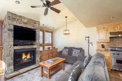 Image de All-Season Comfort Steps to River + Hot Tub Access