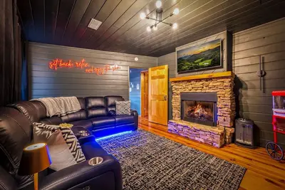 Image de New • Movie Room • Game Room • Pets Ok