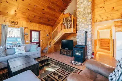 Image de Chalet with new Hot Tub, 3 min to Sunday River ski lifts!