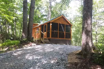 Image de A mile of riverfront and a mountaintop view in the Land of Waterfalls