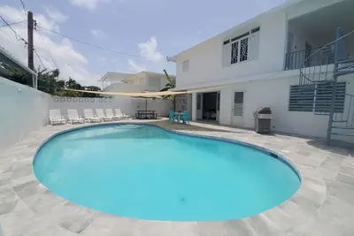 Image de Stunning Pool House- Private - Sleeps 26-- 5 minute walk to Isla Verde beach!