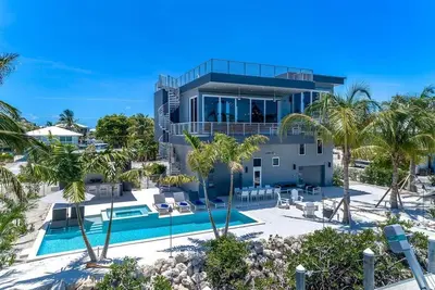 Off the Hook~ Luxury Waterfront Pool Home, Kayaks & Bikes!
