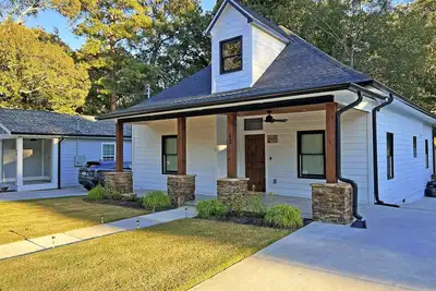 Image de A Cabin In The City~5 Star Lush Backyard
