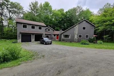 Image de 4+Br pet-friendly w/ hot tub & Stratton parking pass!