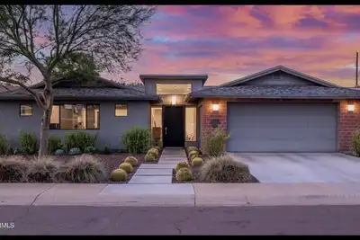 Image de Stylish Luxe Paradise Home with Perfect Location for Everyone & Everything! \n