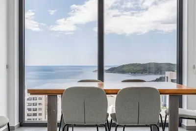 Image de Modern Top Floor Sea View 3br-Pool Spa Gym Luxury